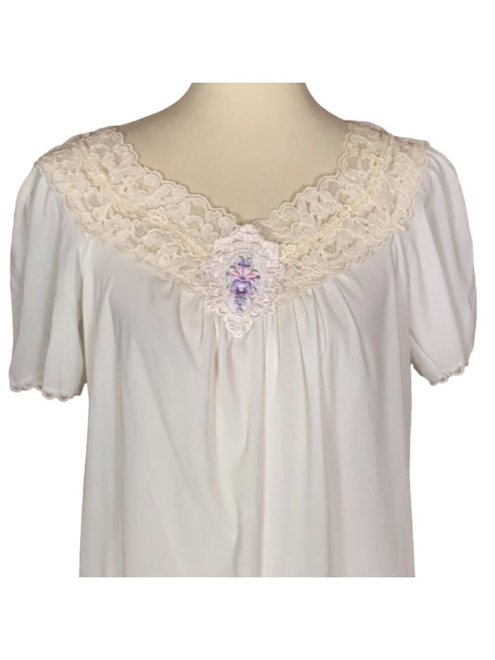 Vanity Fair nylon nightgown with lace trim Size Large